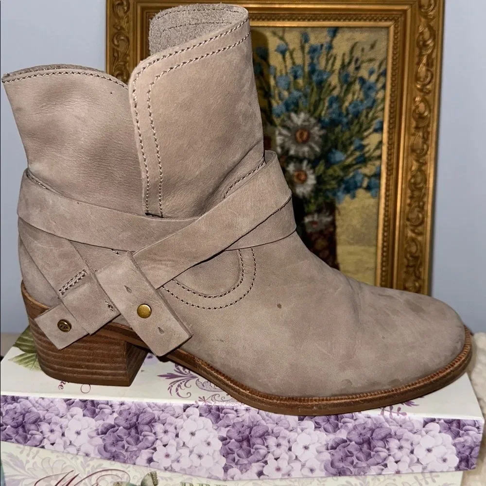 UGG 7.5 Elora Sahara Suede Ankle Block Heel Boots